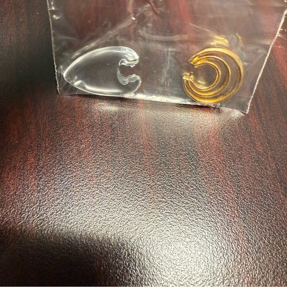 Avon “Change of Heart” Goldtone Heart Pendant Necklace with Delicate Chain NIB - Picture 7 of 8